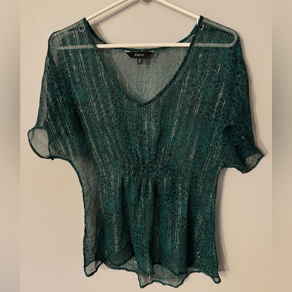 Lighweight v neck top